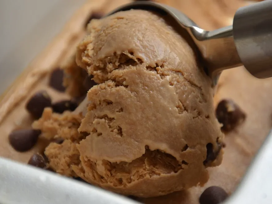 Gelato scoops