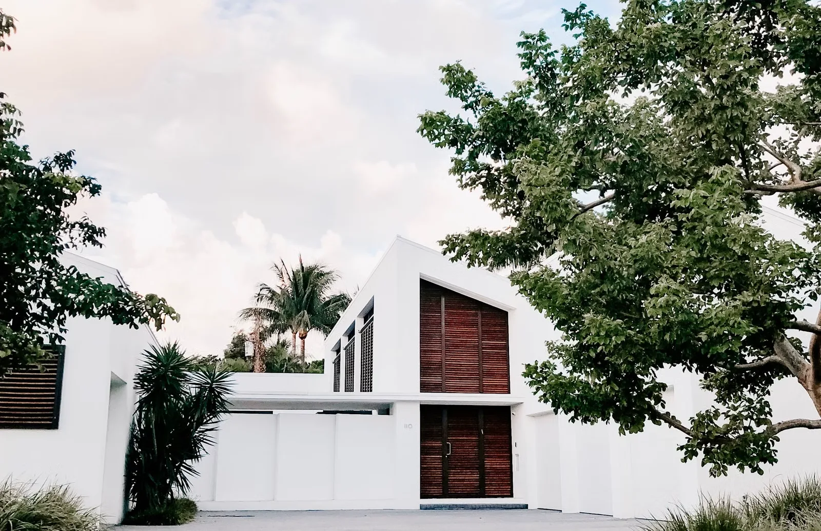 Contemporary Brisbane home at dusk